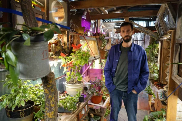 Старые вещи и новые растения: в музее имени Алабина открыли отель для растений