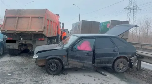 В Самаре легковушка влетела в попутный КамАЗ