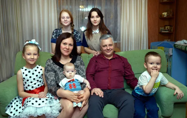 Семейные ценности Репиных: многодетный отец приобщает своих детей к культуре и добру