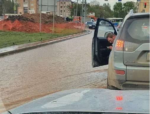 В Самаре подрядчики порвали канализационную трубу и затопили проезжую часть