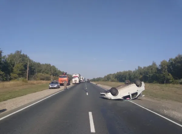 На М5 КамАЗ протаранил Renault, перевернув легковушку вверх колёсами