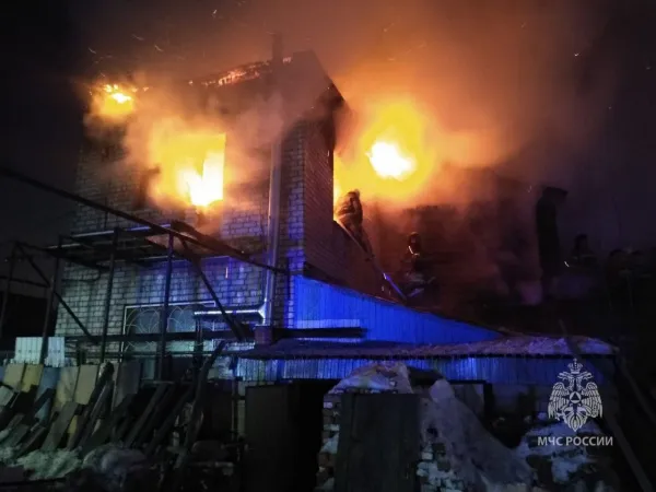 95 человек тушат крупный пожар в двух частных домах в Октябрьском районе Самары