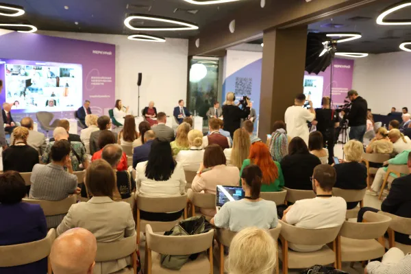 На комиссии Госсовета Дмитрий Азаров предложил тиражировать самарский опыт по созданию домов ремесел 