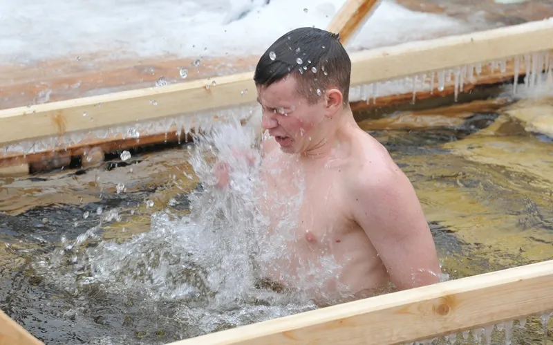 Как прыжок с тарзанки: эксперт - о крещенских купаниях в ледяной воде