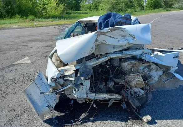Есть пострадавшие: две вазовские легковушки столкнулись лоб в лоб на трассе под Самарой