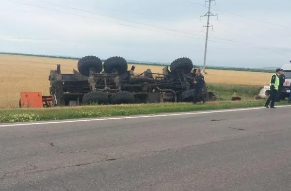 Под Самарой КамАЗ вылетел в кювет и перевернулся