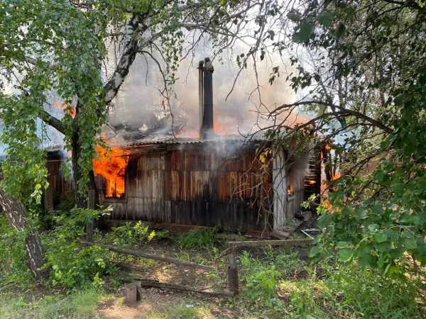 В Самарской области пламя охватило жилой дом на площади в 100 "квадратов"