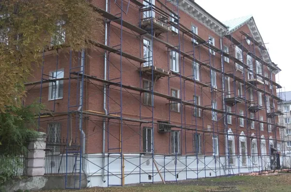 В Чапаевске завершают ремонт памятника архитектуры на пересечении Ленина и Пионерской