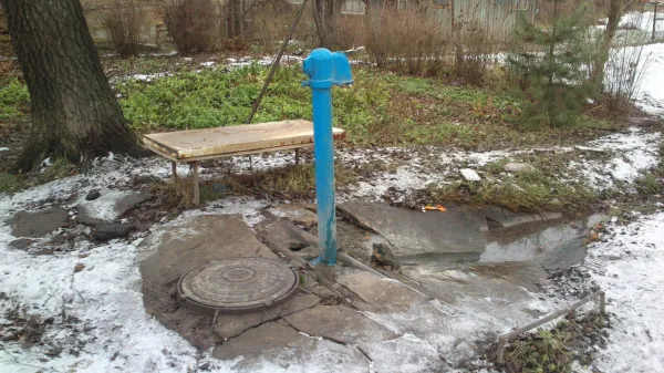 Жителям Октябрьска помогли заменить водоразборную колонку 