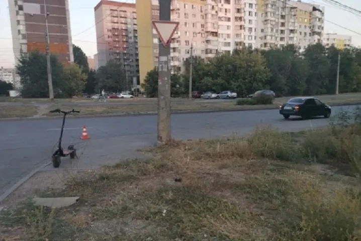 В Самаре водитель "Гранты" отправил самокатчика в больницу