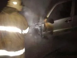 В Тольятти ночью шестеро пожарных тушили автомобиль