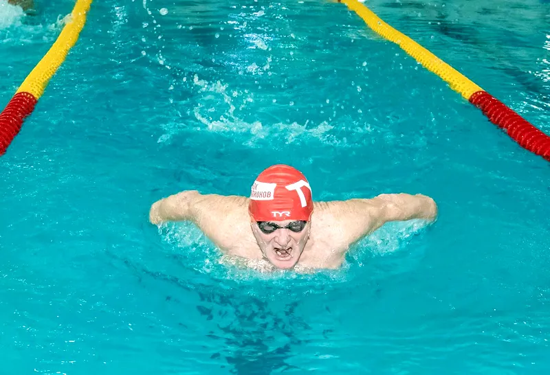 Ветеран спорта из Красноярского района обновил рекорды России по плаванию 