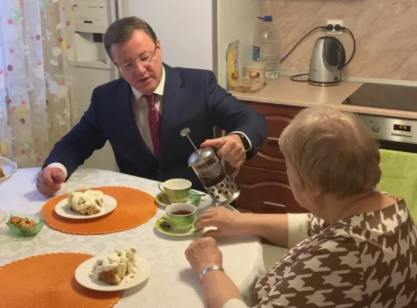 Дмитрий Азаров поздравил маму цветами и шарлоткой собственного приготовления