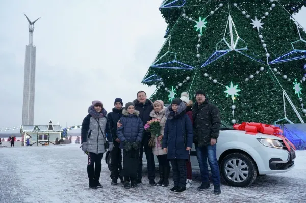 Вы даете еще одну возможность поверить в чудеса: многодетная семья из Клявлинского района в канун Нового года получила от Дмитрия Азарова ключи от ав