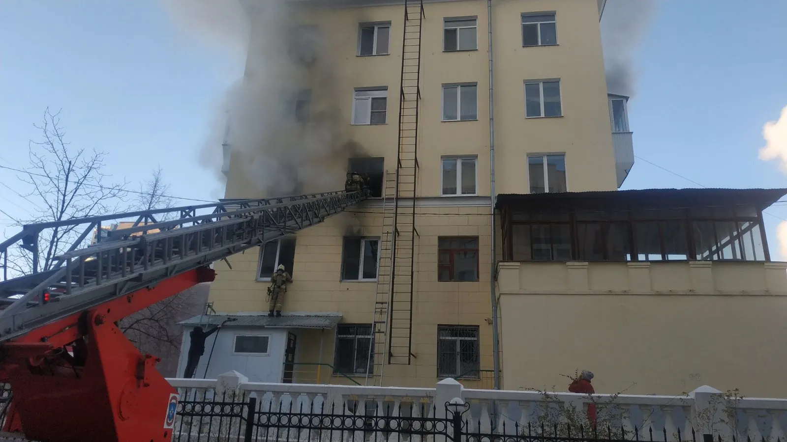 В Самаре горит квартира в доме с детским садом | СОВА - главные новости  Самары