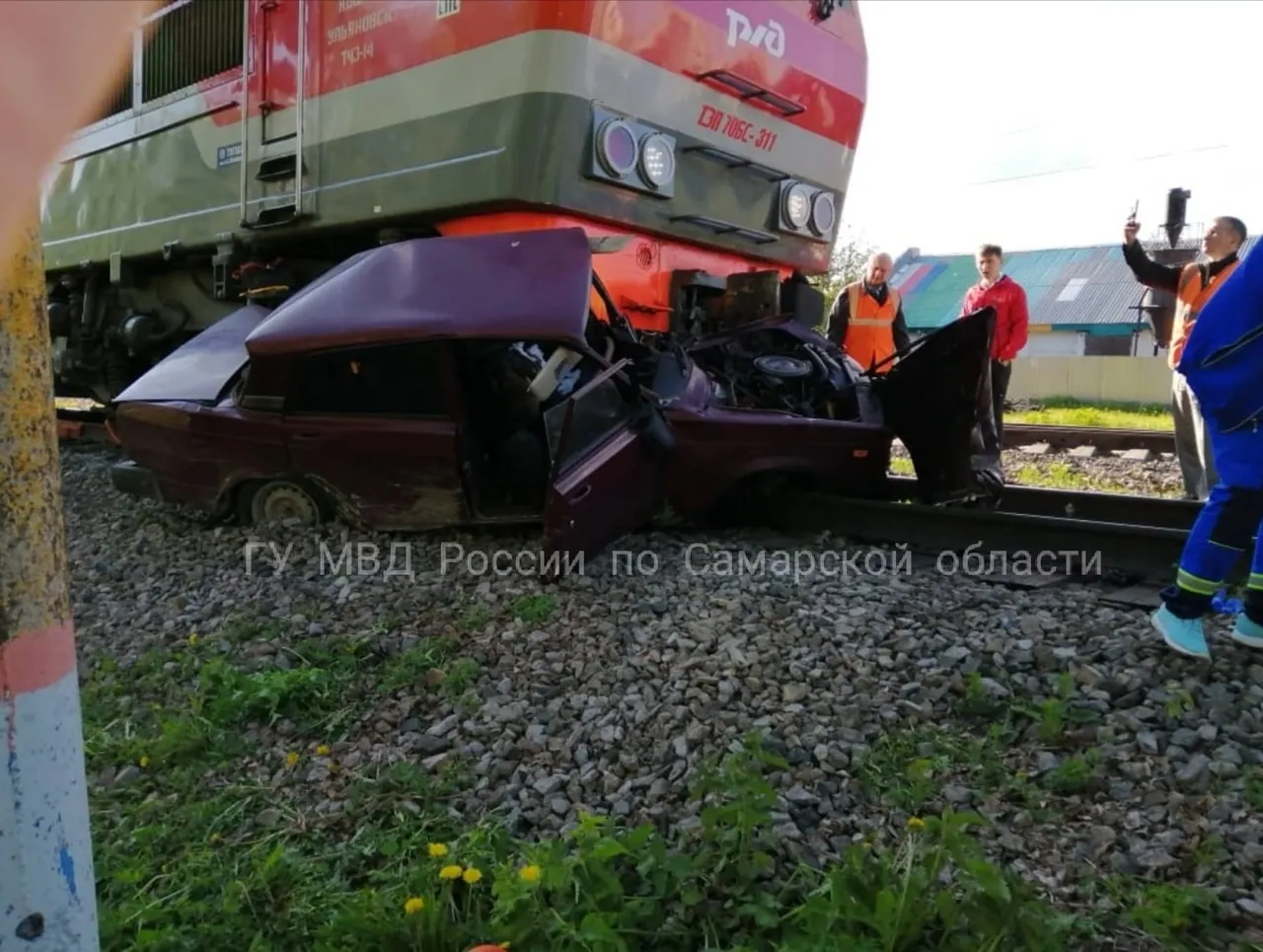 В Самарской области поезд на всем ходу снес автомобиль, водитель погиб |  СОВА - главные новости Самары