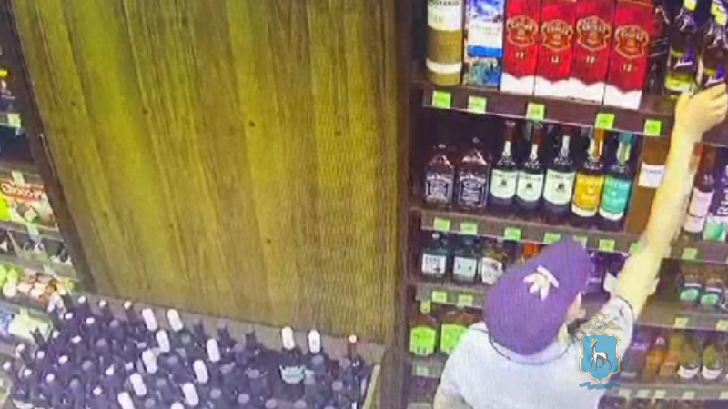 Полиция: в Самаре мужчина украл в магазине три бутылки крепкого алкоголя и продал их 