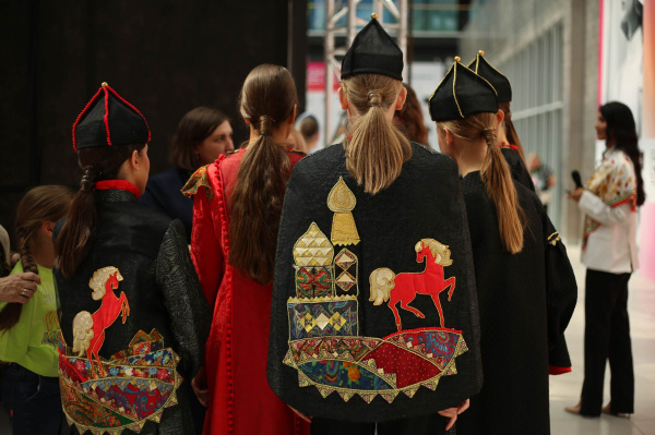 Юные дизайнеры из Самары покажут в столице коллекцию костюмов, созданную по мотивам деревянного зодчества