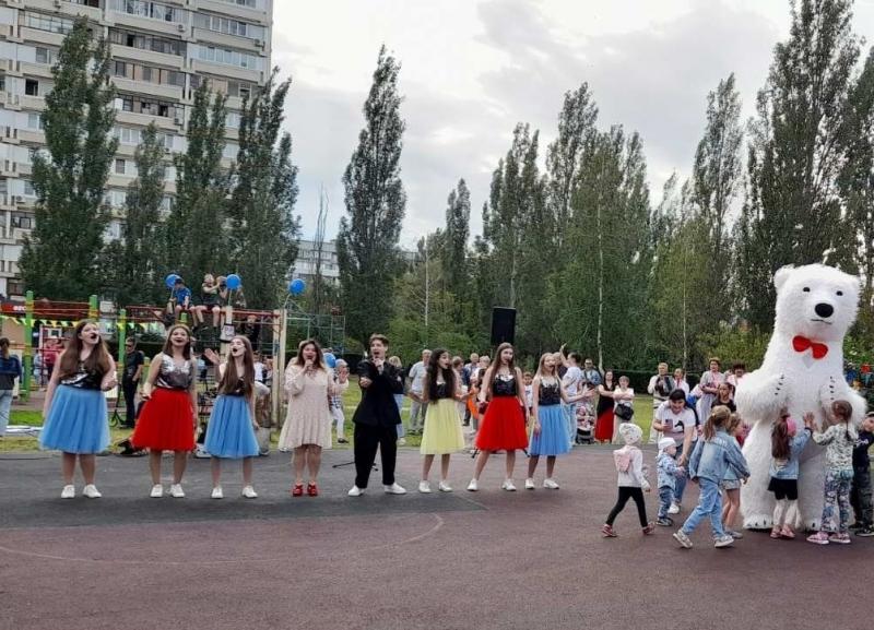 Для жителей Тольятти устроили уличный праздник с викторинами и спектаклем
