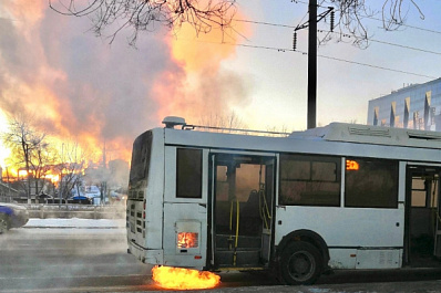 Эвакуировано 20 человек: в Самаре около Загородного парка загорелся автобус