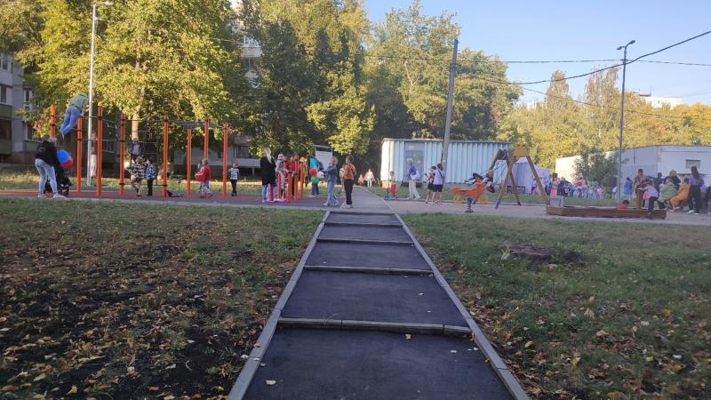 В шести дворах Кировского района Самары появились детские площадки и парковки