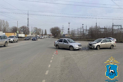 Не уступил дорогу: в Самаре в ДТП с двумя легковушками пострадала женщина