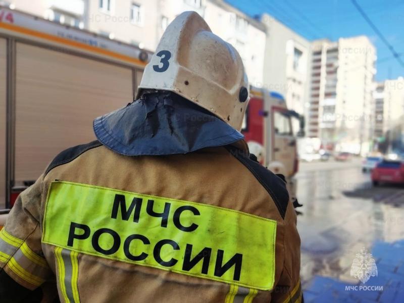 В Самаре горит заброшенное здание на Советской Армии