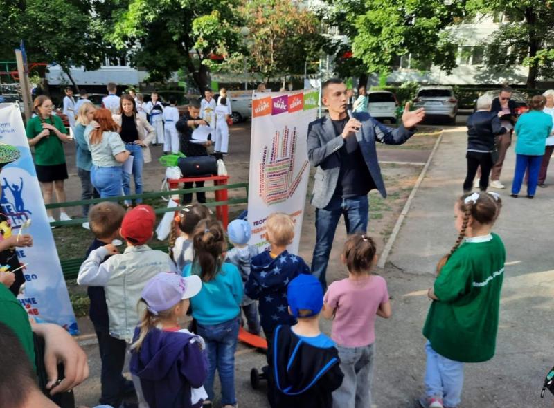 Для жителей Тольятти устроили уличный праздник с викторинами и спектаклем