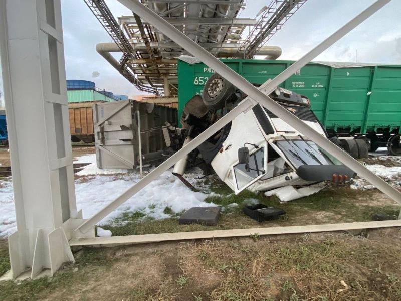 На железнодорожном переезде в Самарской области тепловоз сбил грузовик