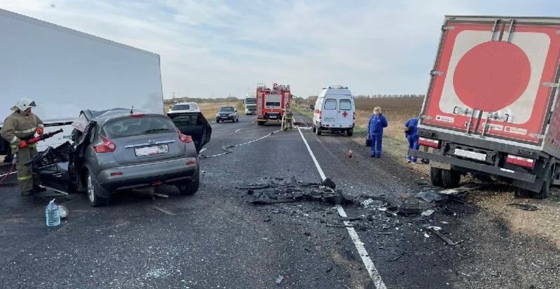 На трассе в Самарской области погиб водитель "Ниссана" после лобового столкновения с грузовиком