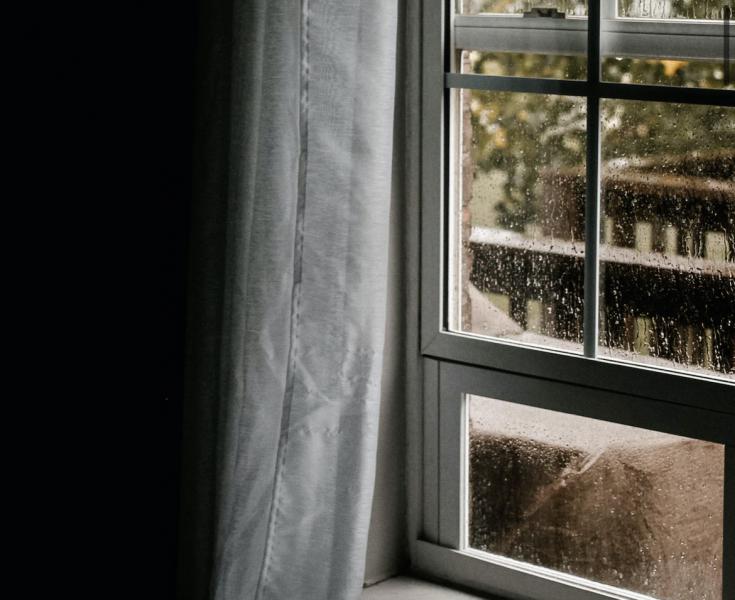 В Свердловской области нетрезвая бабушка выкинула из окна 3-летнего правнука