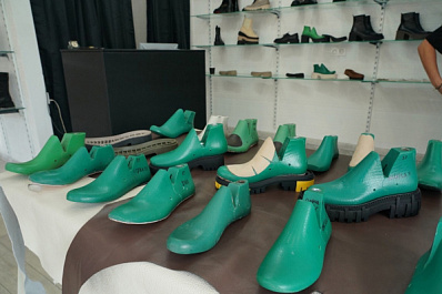 Самарский производитель обеспечивает кожаной обувью сетевые магазины и творческие коллективы