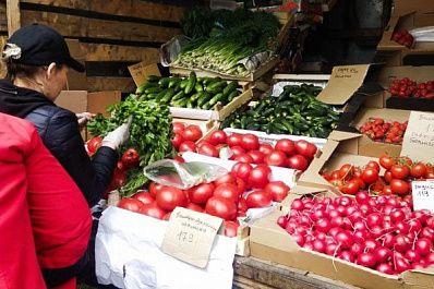 "Ягода - огонь": сколько стоят овощи и фрукты на уличных прилавках в Самаре