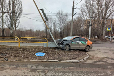 В Тольятти водитель каршеринга протаранил столб