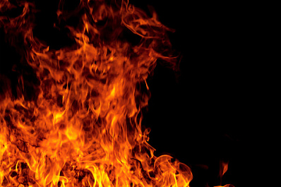 В Самаре горит частный дом напротив Загородного парка
