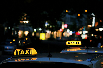 Самарцы могут бесплатно получить разрешение на работу в такси через "Госуслуги"