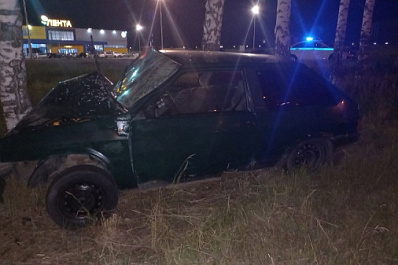 Водитель без прав на "восьмерке" врезался в дерево в Тольятти