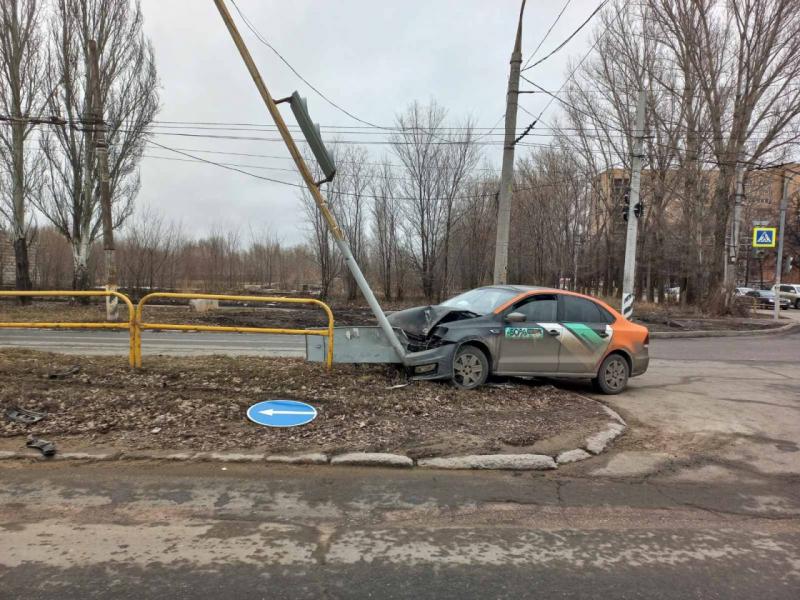В Тольятти водитель каршеринга протаранил столб