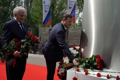 Дмитрий Азаров принял участие в церемонии возложения цветов к самарской стеле "Город трудовой доблести" 