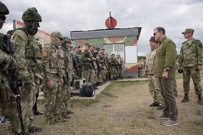 Губернатор Дмитрий Азаров встретился с бойцами казачьего отряда "Ермак" перед их отправкой на передовую