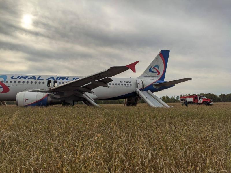 Самолет со 167 людьми на борту экстренно сел в поле