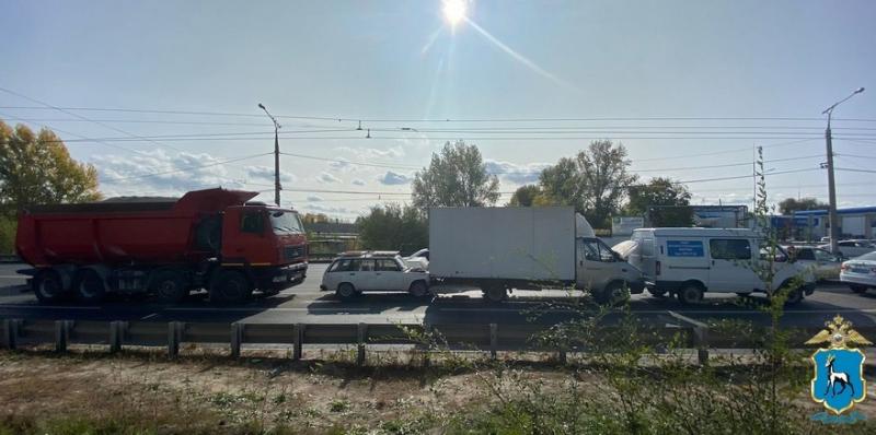 В Тольятти водитель грузовика устроил массовое ДТП на светофоре