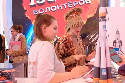 Гости стенда Самарской области на выставке "Россия" сплели кукол-обереги из лыка