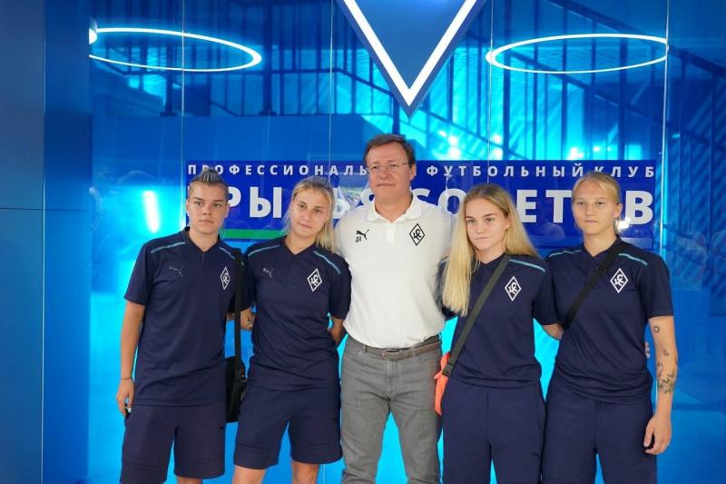 Дмитрий Азаров вместе с ветеранами "Крыльев Советов" и юными футболистами открыл музей самарского клуба