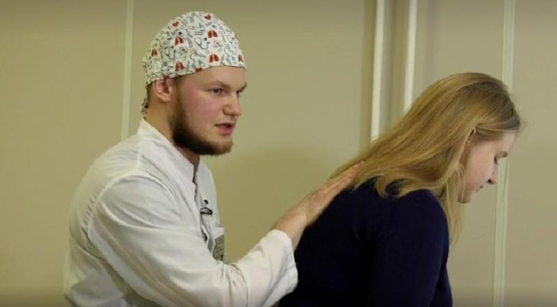 Самарский врач-реаниматолог показал, как помочь человеку, который сильно поперхнулся