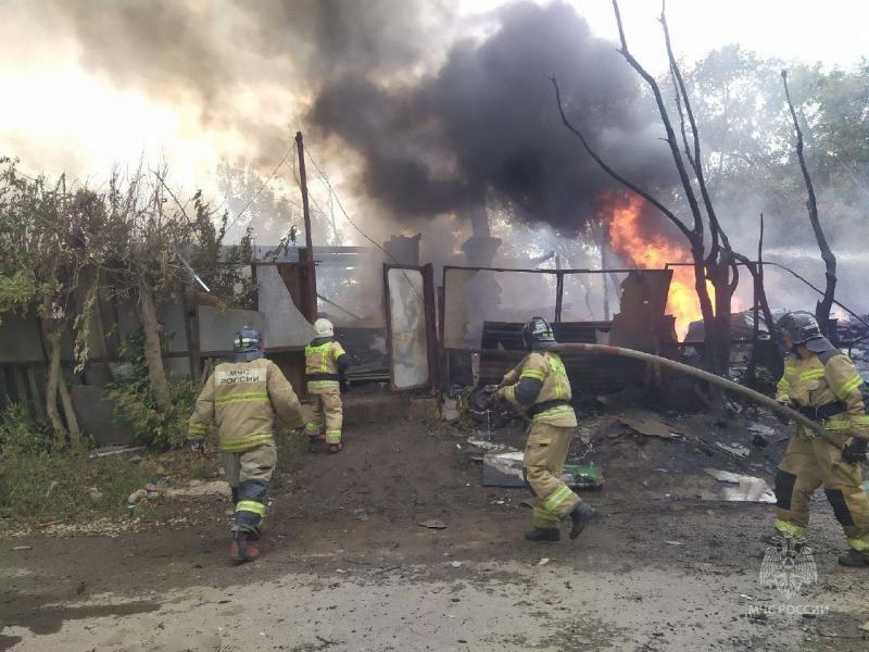 Разгорелся до 500 "квадратов": спасатели ликвидируют пожар в Зубчаниновке