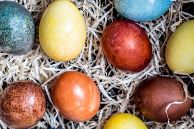 В Роскачестве посоветовали безопасные красители для яиц