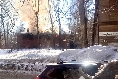 Видео: в Кировском районе Самары горит двухэтажный дом