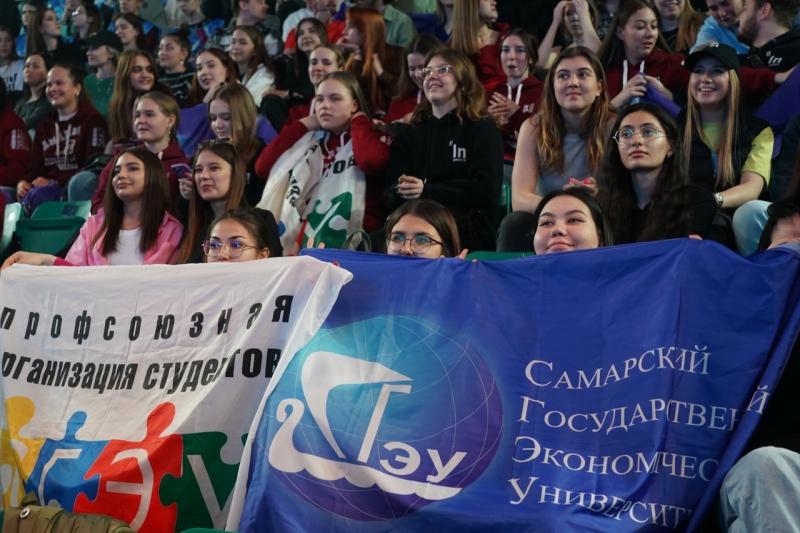 Дмитрий Азаров наградил победителей "Самарской студенческой весны"