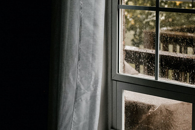 В Свердловской области нетрезвая бабушка выкинула из окна 3-летнего правнука